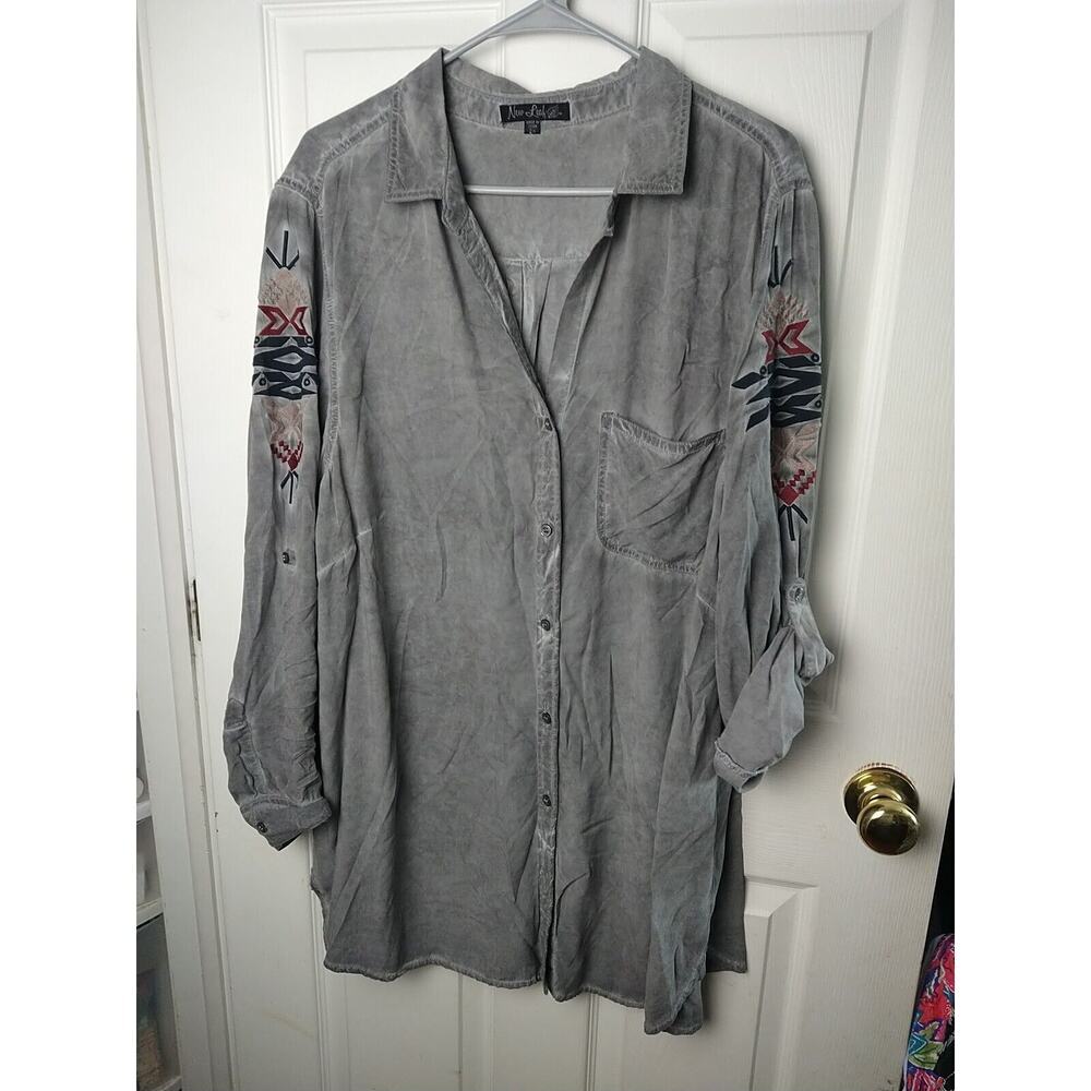 New Leaf Woman 2X Grey V Neck Button Roll Tab Designed Sleeve Casual